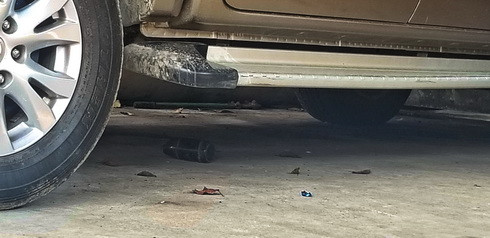 Vỏ chai thủy tinh rơi xuống gầm ô tô bán tải của gia đình ô T