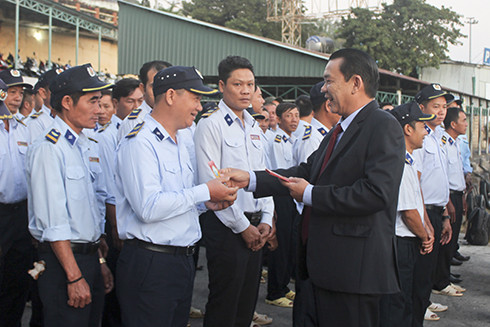 Tổng Giám đốc Công ty Yến sào Khánh Hòa lì xì cho nhân viên trong ngày làm việc đầu năm.