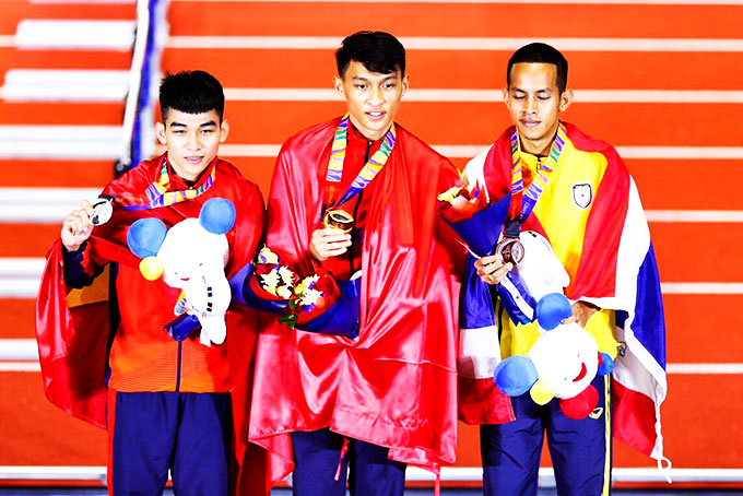 Tran Nhat Hoang (middle) wins gold in SEA Games men’s 400m 