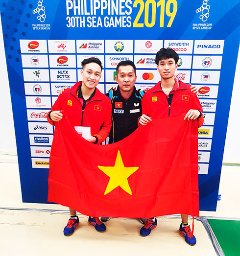 Doan Kien Quoc (middle) and his athletes win SEA Games gold medal