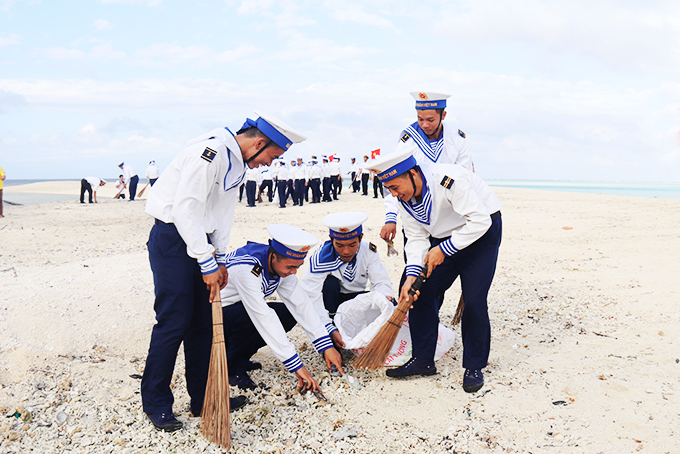 Cán bộ, chiến sĩ đảo Nam Yết dọn rác trên bờ biển.