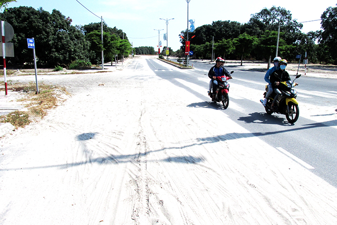 Cát phủ kín mặt đường