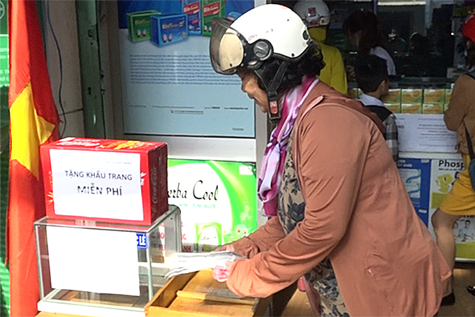 VIDEO: Một nhà thuốc tặng miễn phí 7.000 khẩu trang y tế