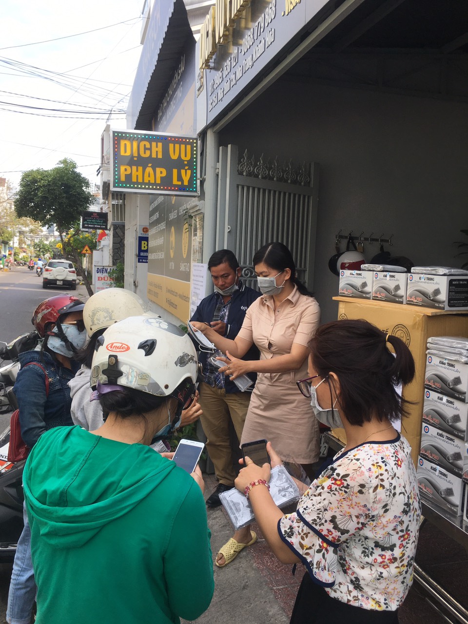 Người dân đến Công ty lấy khẩu trang miễn phí