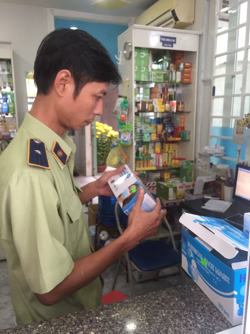 Cán bộ Đội Quản lý thị trường số 1 kiểm tra, giám sát mặt hàng khẩu trang y tế tại một nhà thuốc ở TP. Nha Trang