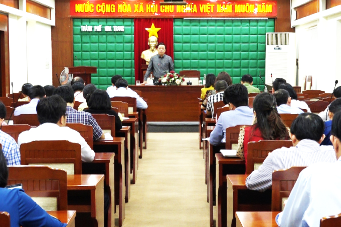  ông Nguyễn Sỹ Khánh - Phó Chủ tịch UBND TP. Nha Trang phát biểu tại cuộc họp