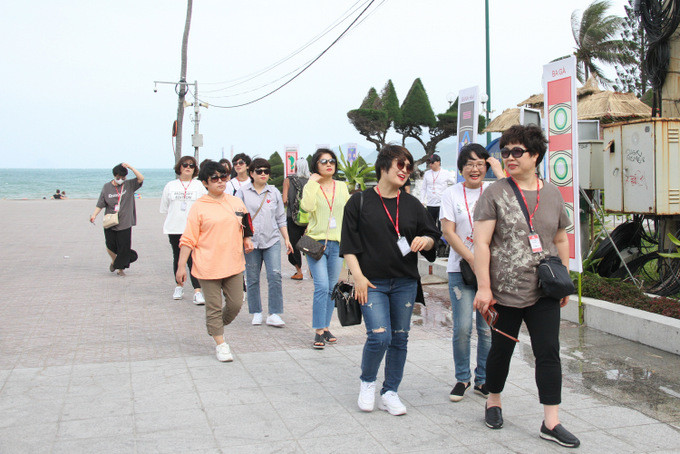 Khánh Hòa vẫn là điểm đến an toàn với du khách (trong ảnh: Khách du lịch Hàn Quốc vẫn vui vẻ khi khám phá thành phố biển Nha Trang)