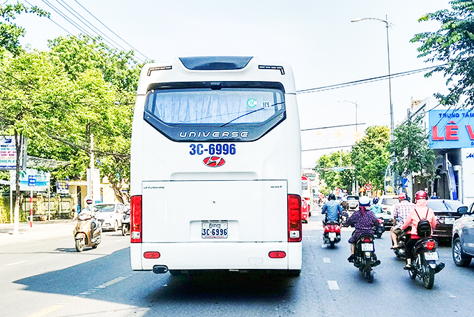 Xe khách biển số nước ngoài lưu thông trên đường Lê Thánh Tôn (TP. Nha Trang).