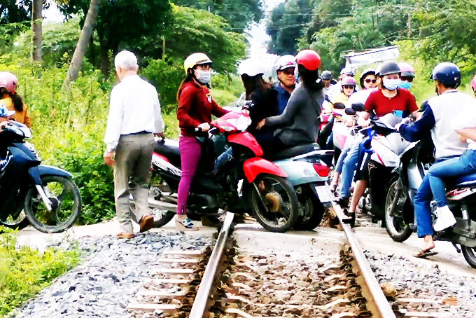 Kinh hoàng cảnh người dân chen lấn trên đường ray