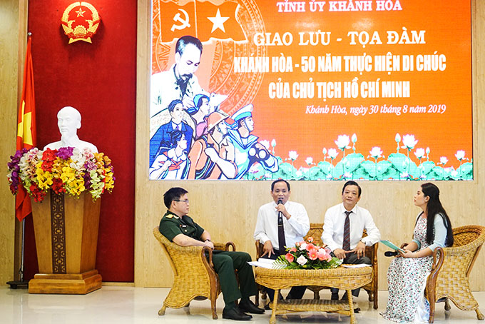 Các đại biểu tham dự giao lưu, tọa đàm  “Khánh Hòa - 50 năm thực hiện Di chúc của Chủ tịch Hồ Chí Minh”.