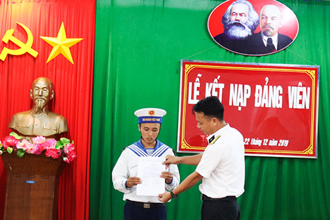 Trao quyết định Kết nạp đảng viên cho đồng chí Đỗ Trịnh Tuế.
