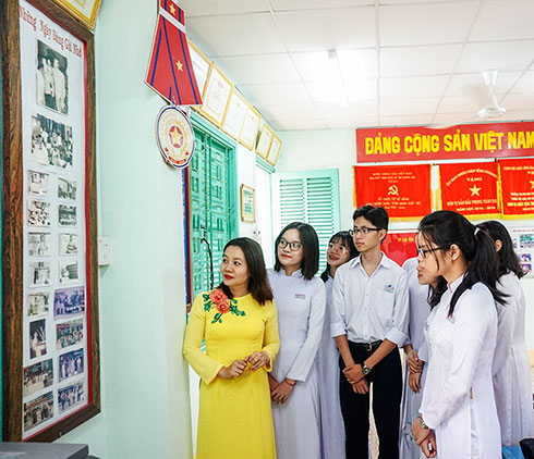 Cô và trò Trường THPT Nguyễn Văn Trỗi ôn lại truyền thống nhà trường.