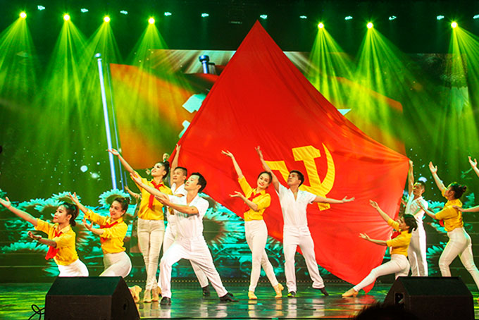 Tiết mục Đảng bộ Khánh Hòa niềm tin ngày mới được biểu diễn trong một chương trình nghệ thuật.