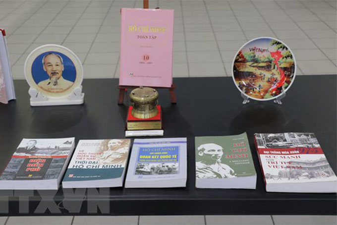 Các tuyển tập sách viết Chủ tịch Hồ Chí Minh trưng bày tại Hội thảo. Ảnh: Đỗ Việt Dũng/Pv TTXVN tại Canada