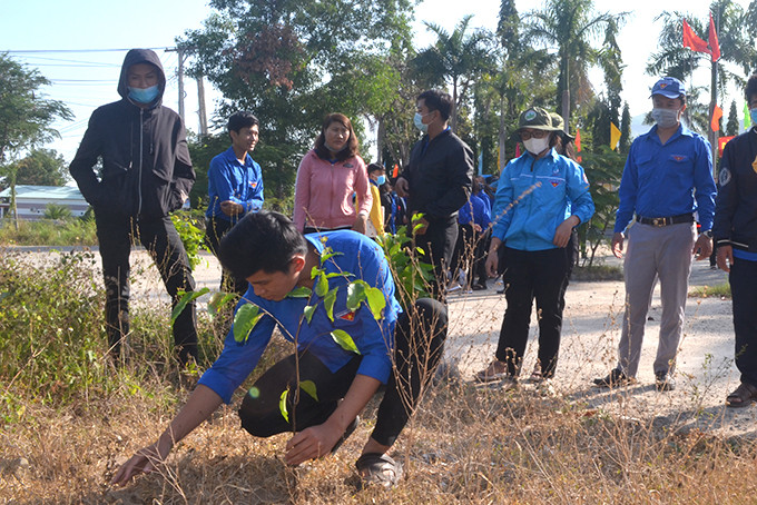 Đoàn viên thanh niên huyện Diên Khánh trồng cây sao đen phía trước Nghĩa trang Liệt sĩ huyện Diên Khánh.
