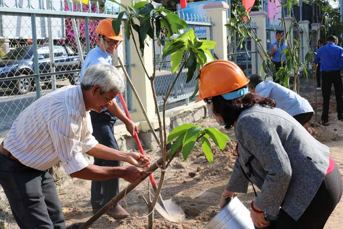 Ông Lương Dự - Bí thư Huyện ủy Cam Lâm (phải) trồng cây nhân dịp Tết trồng cây