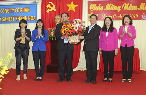 Đồng chí Nguyễn Tấn Tuân tặng hoa chúc mừng năm mới lãnh đạo Công ty Yến sào Khánh Hòa.
