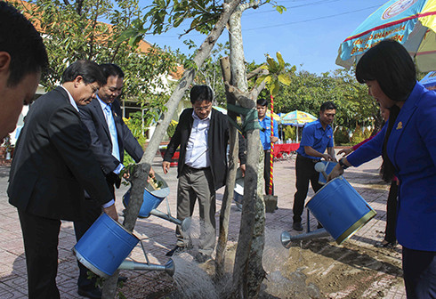 Lãnh đạo tỉnh trồng cây trong khuôn viên Công ty Cổ phần Nước giải khát Sanest Khánh Hòa.