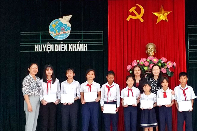 Hội Liên hiệp Phụ nữ huyện Diên Khánh trao học bổng  cho học sinh nghèo trên địa bàn.