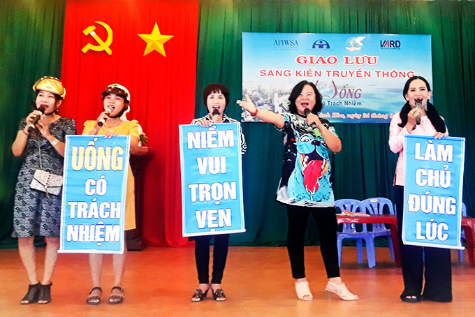 Phụ nữ tham gia tuyên truyền về uống có trách nhiệm đảm bảo an toàn giao thông.