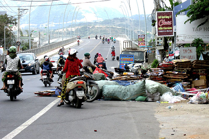 Phế liệu chiếm vỉa hè, lòng đường