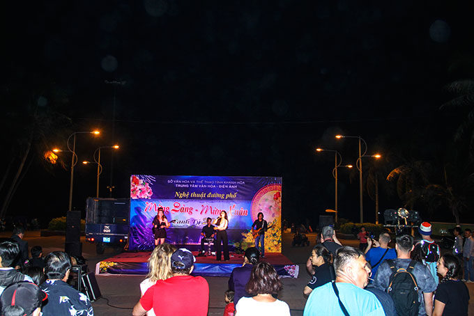 Một buổi biểu diễn nghệ thuật đường phố ở khu vực công viên đối diện đường Tuệ Tĩnh. 