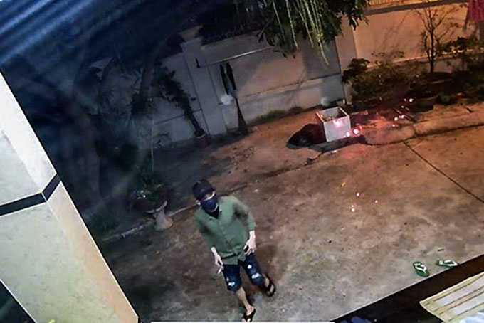 Camera an ninh ghi lại 1 trong 2 nghi phạm  chuẩn bị đột nhập căn nhà trên đường Ngô Đến.