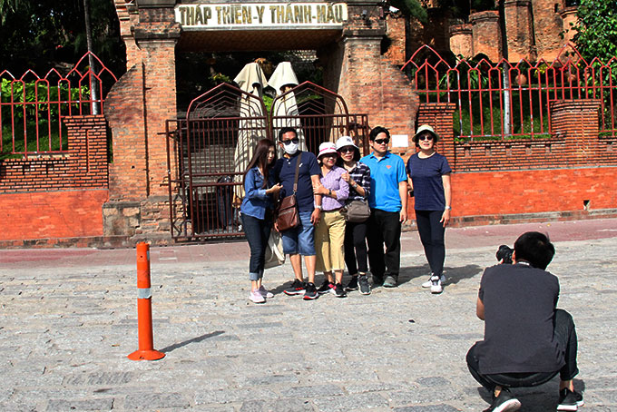 Khách du lịch chụp ảnh lưu niệm trước cổng  Khu di tích Tháp Bà Ponagar.