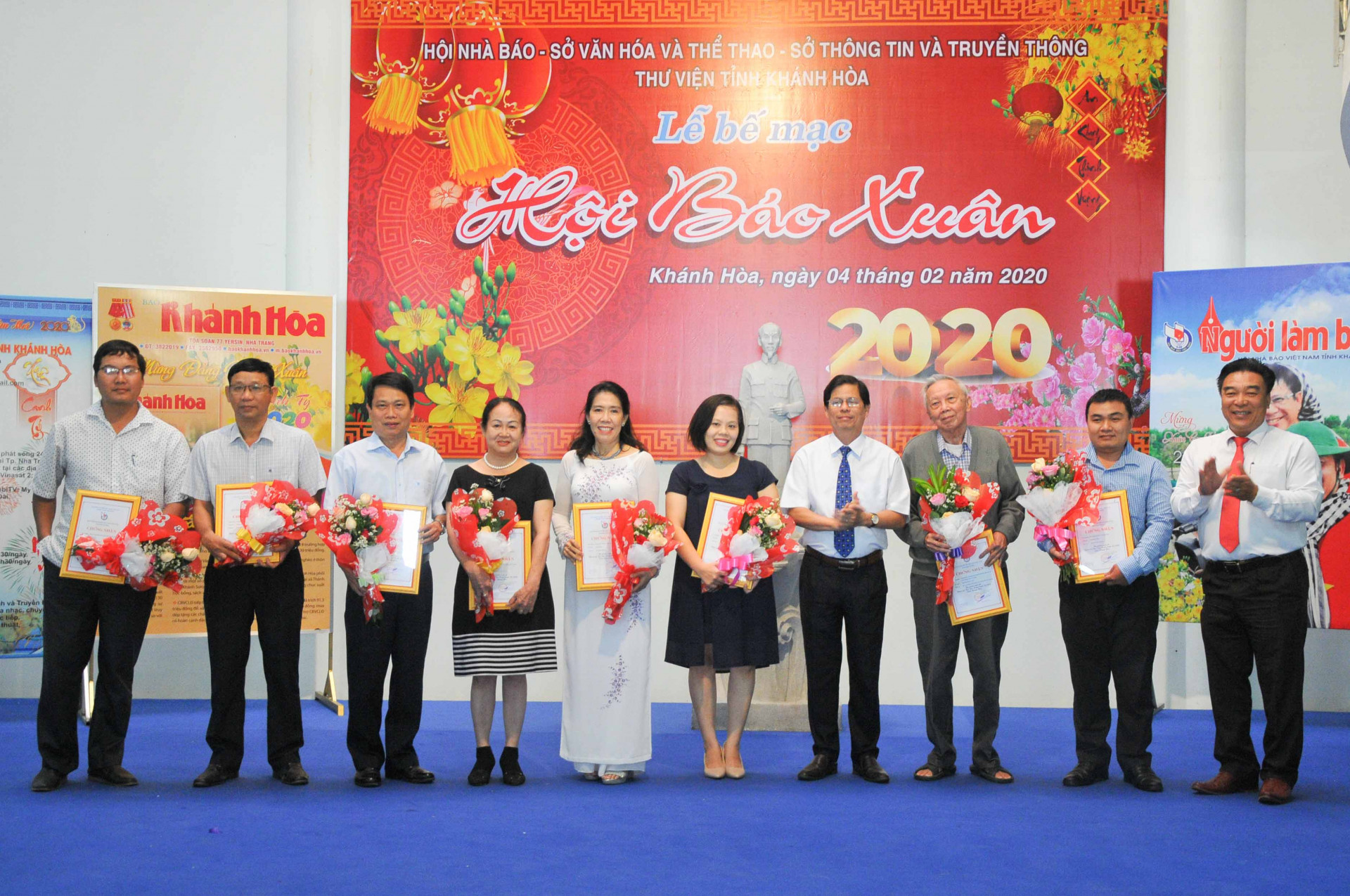 Nguyen Tan Tuan (fourth from right) and leader of Khanh Hoa Province’s Journalists’ Association offering prizes to journalists with excellent works