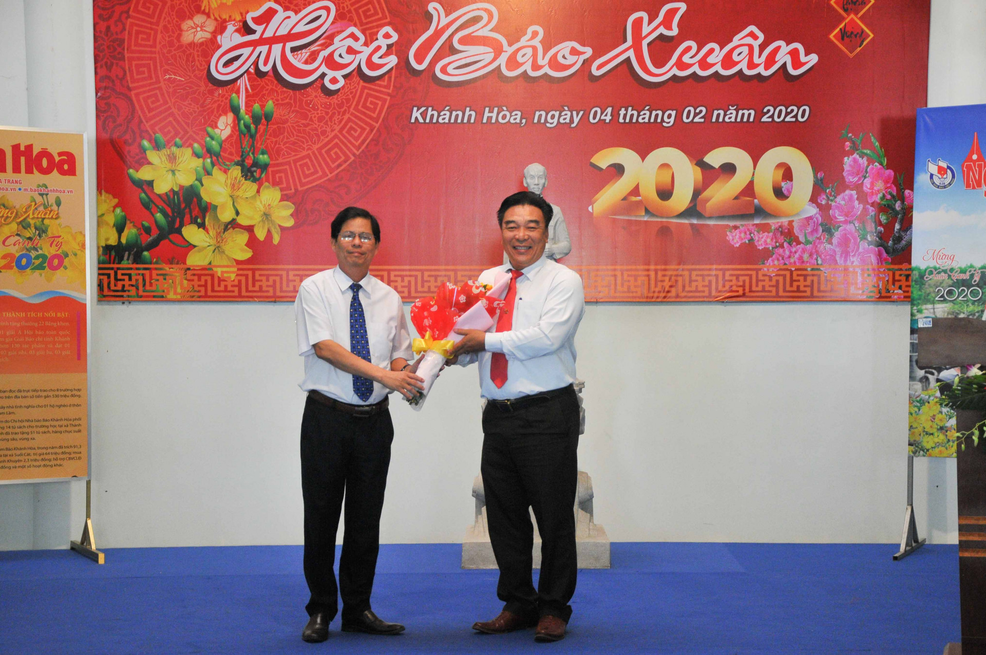 Leader of Khanh Hoa Province presenting flowers to organizer of 2020 Spring Newspaper Festival 