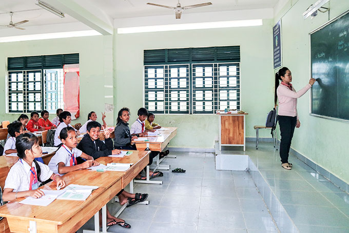 Giờ học của học sinh dân tộc thiểu số huyện Khánh Vĩnh. 