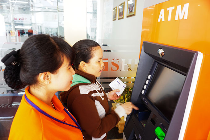 Hướng dẫn khách hàng thực hiện giao dịch ATM.