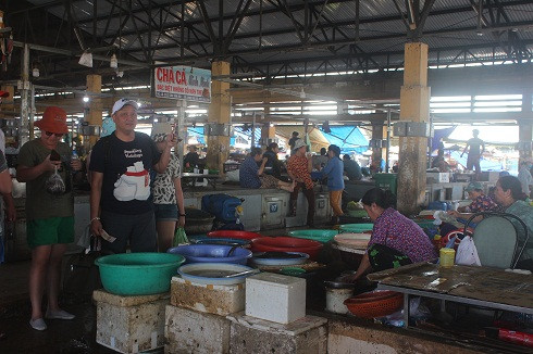 Và cả khách du lịch nước ngoài vẫn mua cá và hải sản tươi sống như ngày thường. 