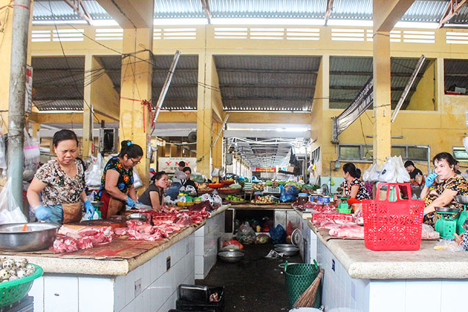 Tuy là giờ cao điểm buổi sáng nhưng ngành hàng thịt chợ Xóm Mới vẫn vắng khách mua. 	