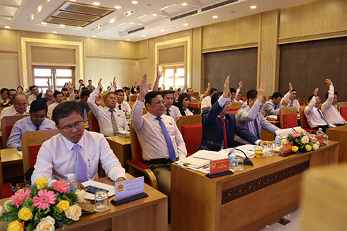 Các địa biểu HĐND tỉnh biểu quyết thông qua các tờ trình