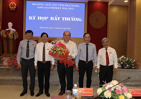 Lãnh đạo HĐND tỉnh và UBND tỉnh tặng hoa cho ông Huỳnh Ngọc Bông thôi ủy viên UBND tỉnh vì nghỉ hưu