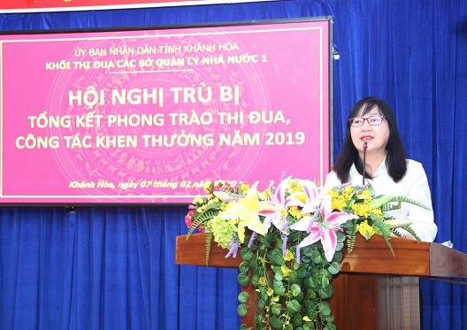 Bà Hoàng Thị Lý, Phó Giám đốc phụ trách Sở Giáo dục và Đào tạo phát biểu tại hội nghị. 