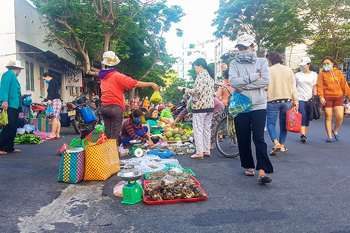 Chợ tự phát trên đường Hòn Chồng  gây mất mỹ quan đô thị,  cản trở giao thông (ảnh chụp ngày 5-2).