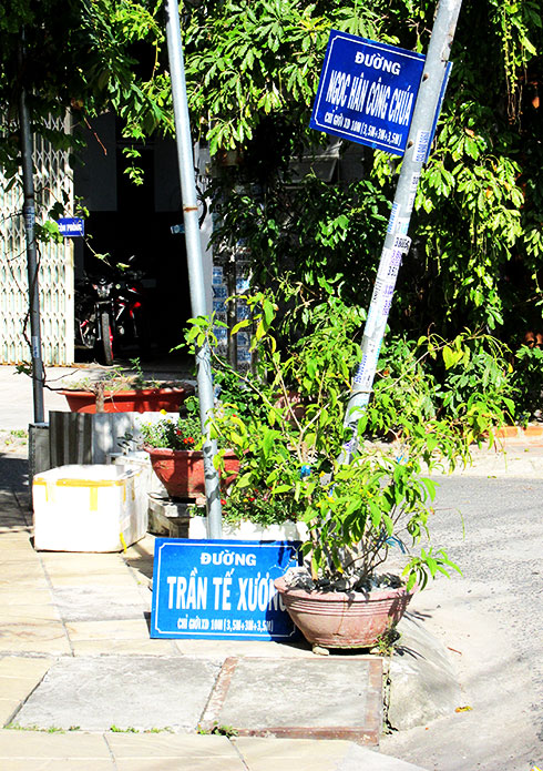 Cần lắp đặt lại biển tên đường