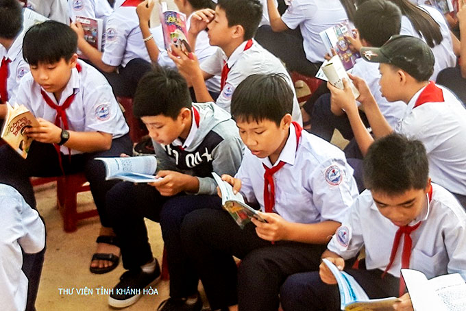Học sinh Trường THCS Nguyễn Hiền (huyện Cam Lâm) trong một buổi đọc sách  được phục vụ lưu động. Ảnh: Thư viện tỉnh cung cấp. 