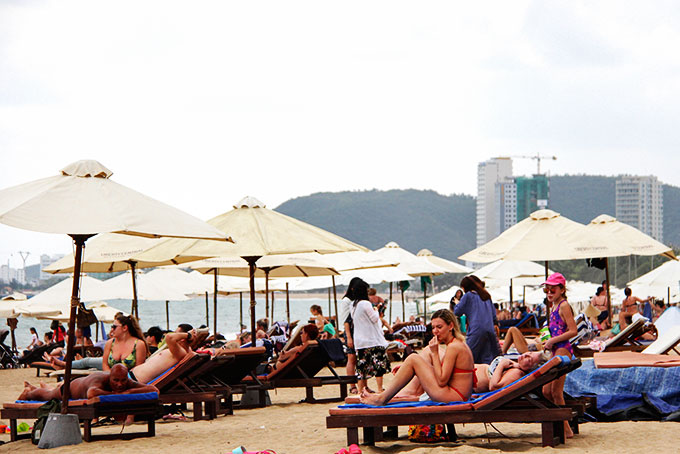 Khách Nga tắm nắng trên bãi biển Nha Trang.