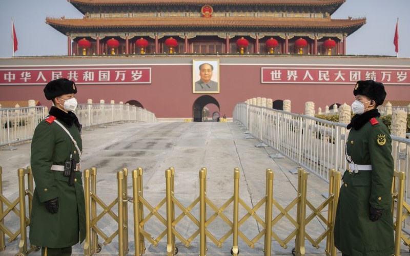 Cảnh sát Trung Quốc đeo khẩu trang đứng gác ở khu vực Thiên An Môn, Bắc Kinh, Trung Quốc, trong bối cảnh dịch virus corona chủng mới bùng phát ở nước này. Ảnh: AP.
