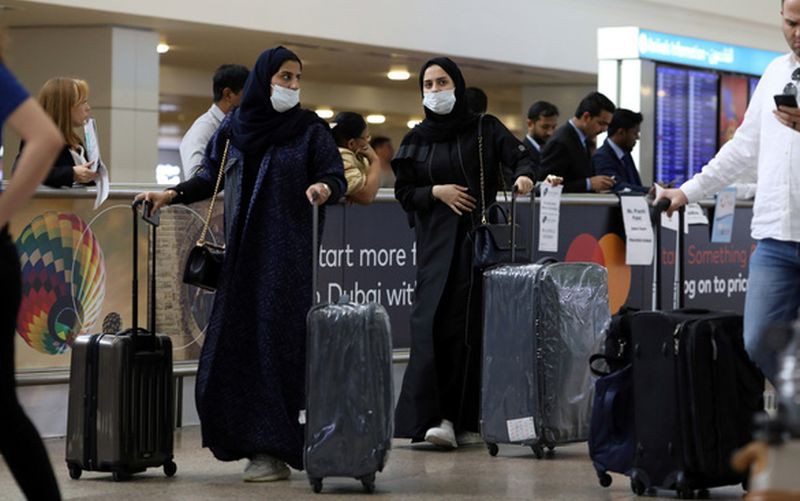 Hành khách đeo khẩu trang tại sân bay quốc tế Dubai, sau khi UAE công bố trường hợp nhiễm bệnh đầu tiên. Ảnh: Reuters