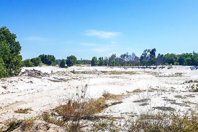 Hiện trường khai thác cát trắng nhếch nhác ở xã Cam Hải Đông.