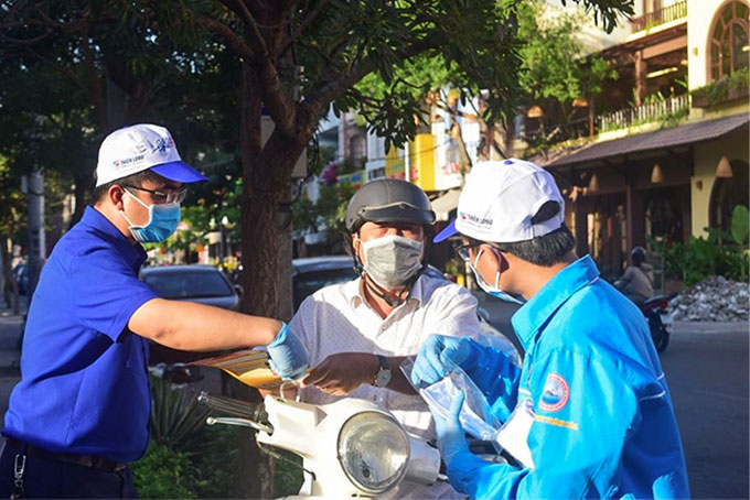 Tỉnh đoàn phát khẩu trang do Công ty cổ phần Dệt may Nha Trang hỗ trợ người dân.