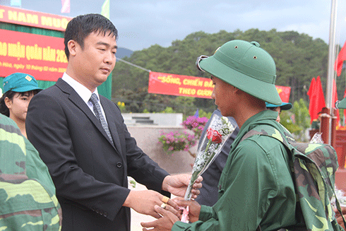  Ông Nguyễn Văn Nhuận - Chủ tịch UBND huyện Khánh Sơn tặng hoa cho thanh niên