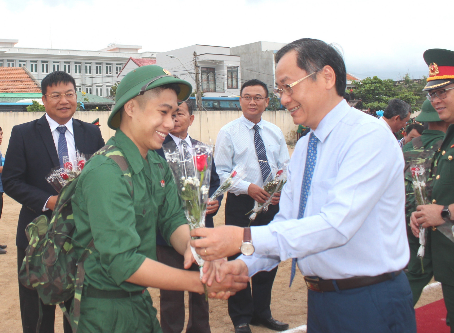 Ông Nguyễn Đắc Tài tặng hoa chúc mừng, động viên thanh niên Vạn Ninh lên đường nhập ngũ.