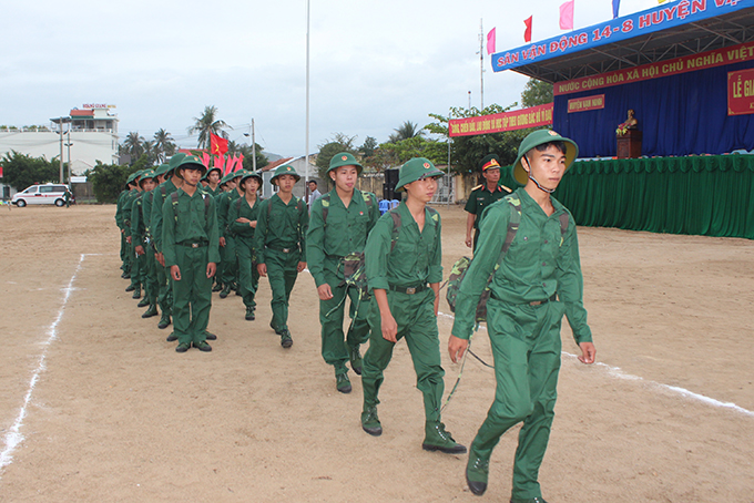 Thanh niên huyện Vạn Ninh lên đường nhập ngũ.
