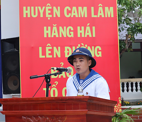 Chiến sỹ Thái Minh Công đại diện thanh niên nhập ngũ phát biểu