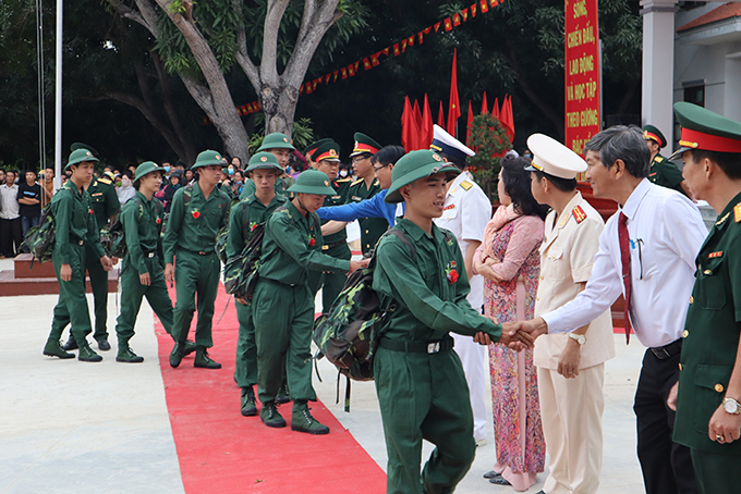Lãnh đạo Bộ Chỉ huy Quân sự tỉnh, các sở, ngành và UBND huyện Cam Lâm bắt tay động viên các chiến sỹ